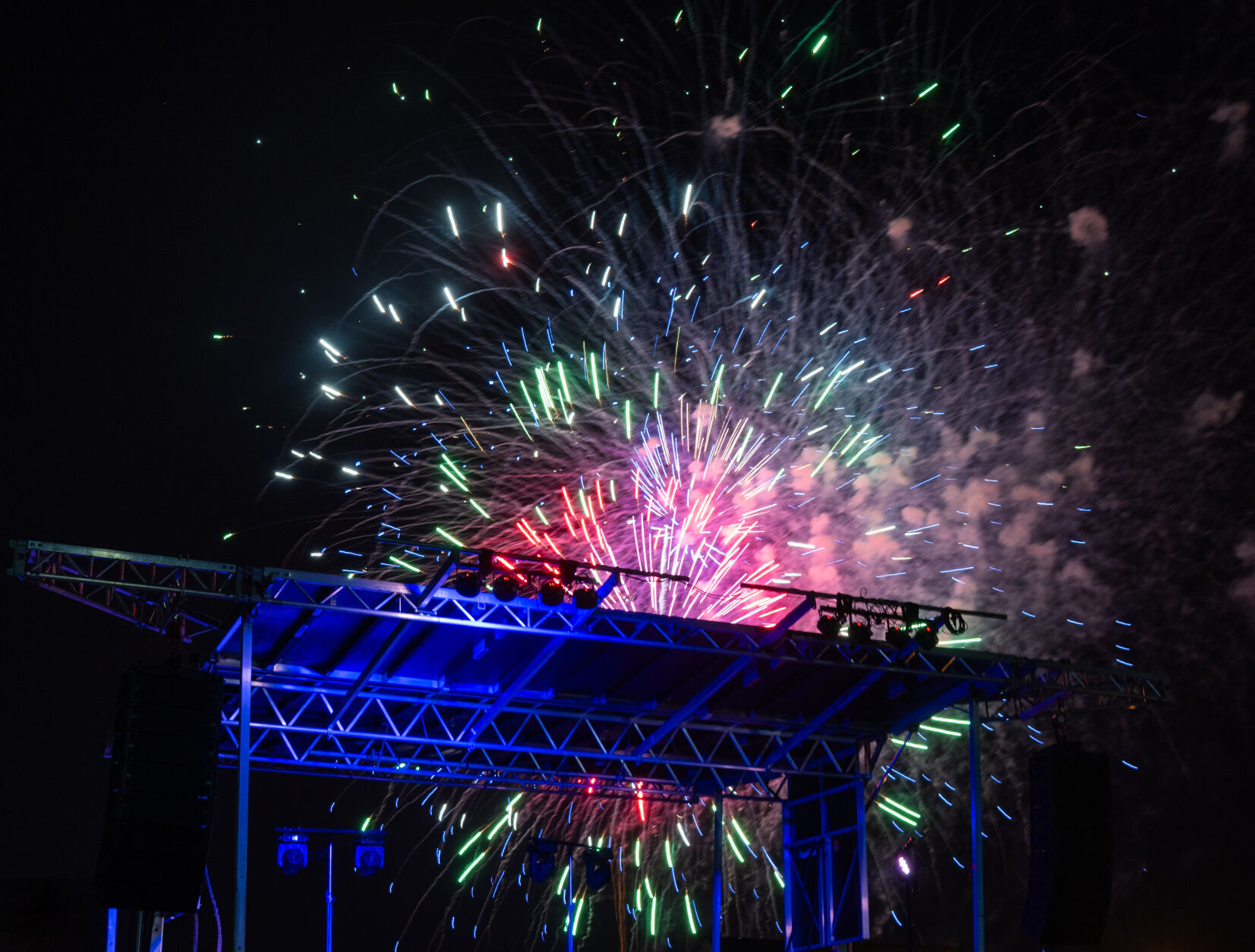 BR.redwhiteandboom.adv_9067 MJ.JPG